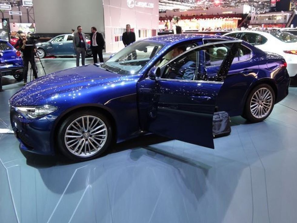 alfa-romeo-ben-te-ditur-cmimin-fillestar-te-modelit-giulia-qv-foto-6