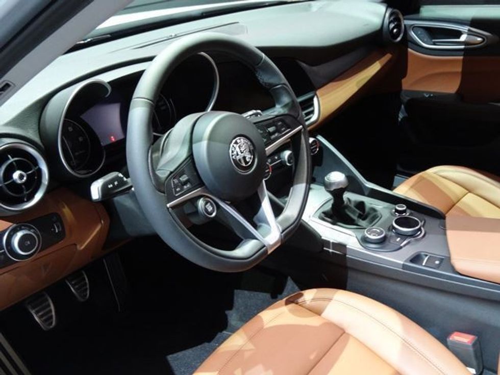 alfa-romeo-ben-te-ditur-cmimin-fillestar-te-modelit-giulia-qv-foto-7