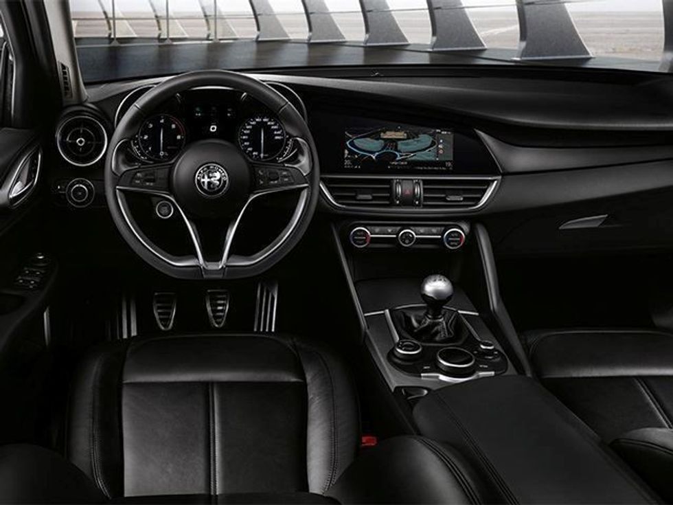 alfa-romeo-ben-te-ditur-cmimin-fillestar-te-modelit-giulia-qv-foto-8