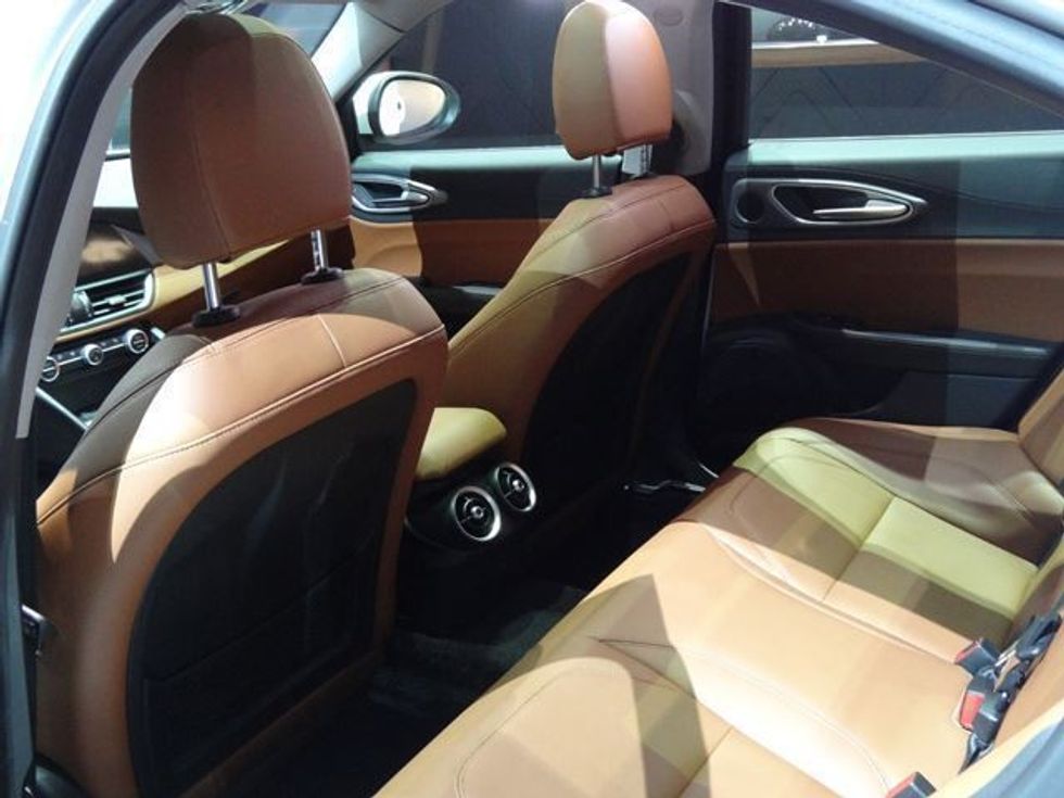 alfa-romeo-ben-te-ditur-cmimin-fillestar-te-modelit-giulia-qv-foto-9