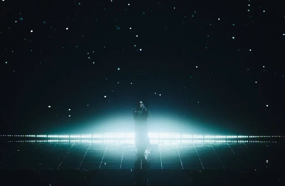 Shqipëria bën provën e parë në skenën e ‘Eurovision 2026’, performanca e Alis duket të jetë “misterioze”