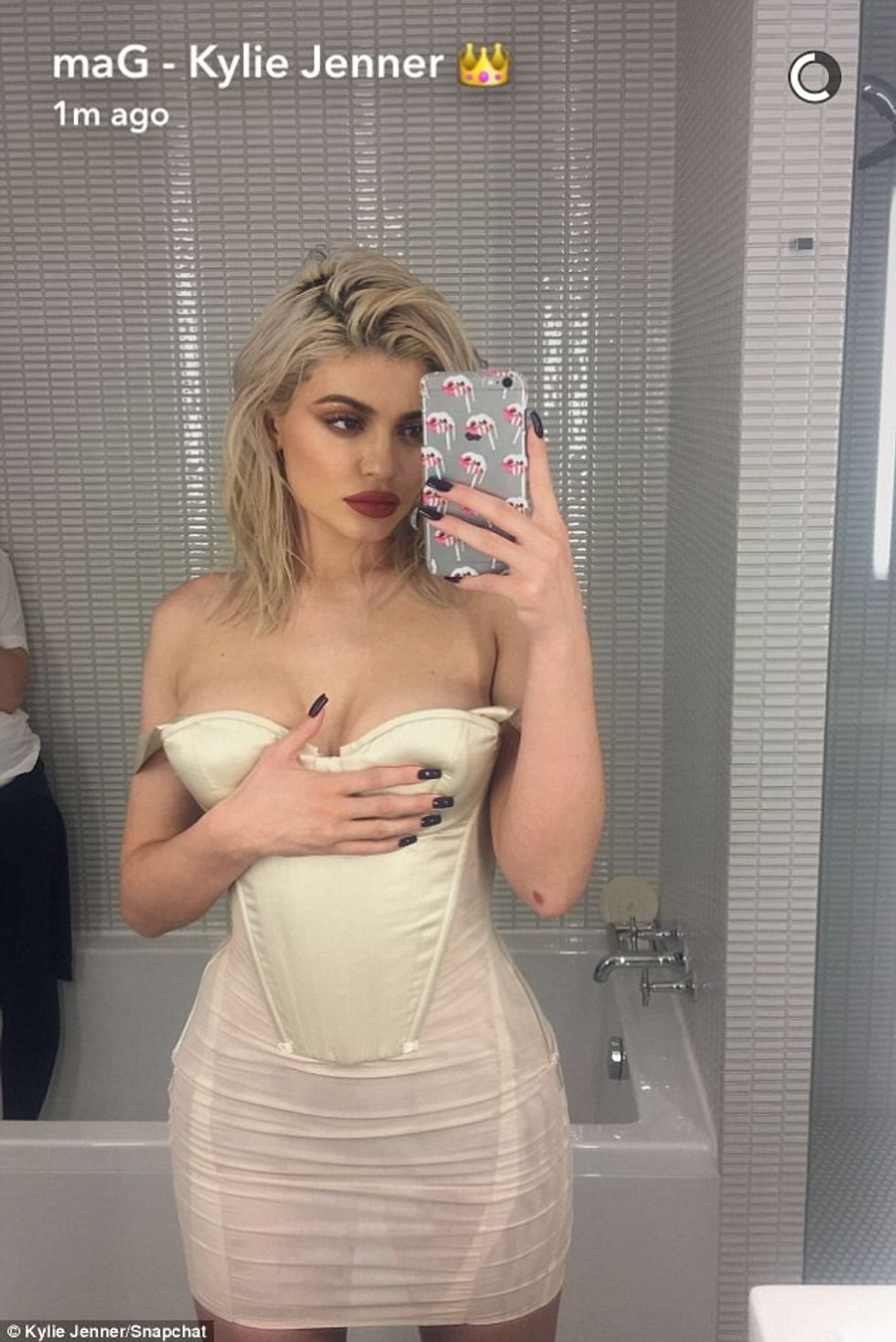 Alo, alo ambulanca! Kjo foto lë pa frymë të gjithë. Kylie seksi pa të brendshme. Foto: Snapchat