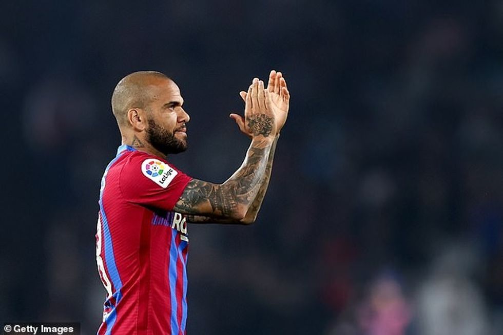 Alves ka postuar një lamtumirë emocionale për tifozët e Barcelonës përmes llogarisë së tij në Instagram