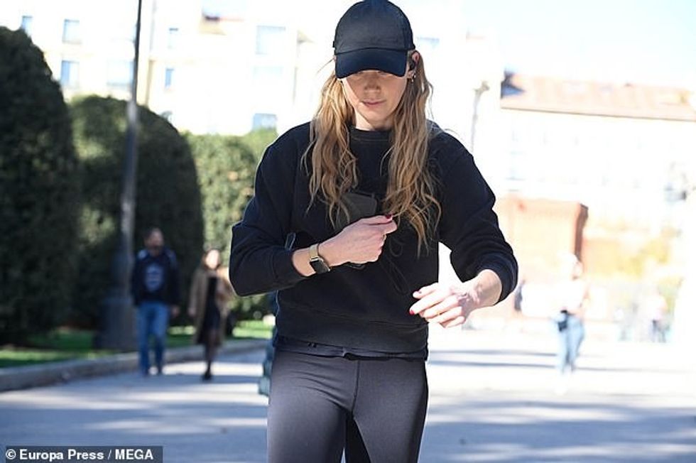 Amber shtoi një ngjyrë duke veshur trajnere sportive portokalli dhe gri, ndërsa lejoi që fustanet e saj bionde t'i binin mbi supe në valëzime të lirshme.