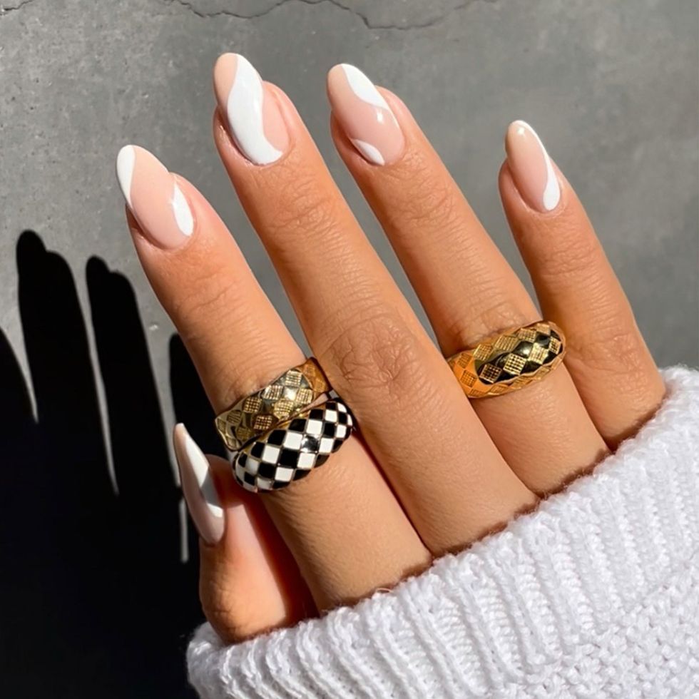 amy le white swirl nails