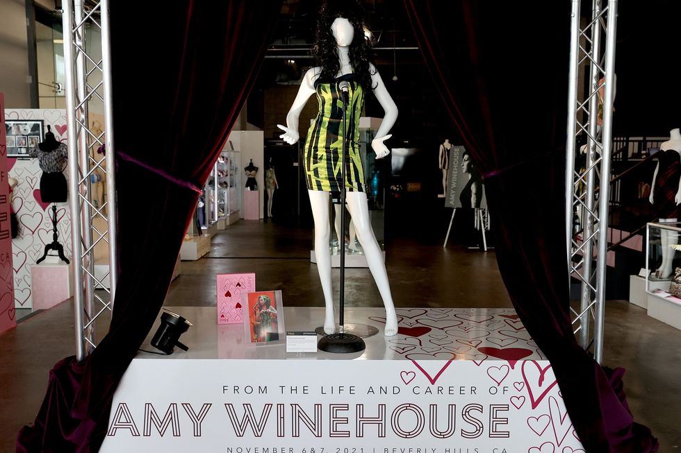 amy winehouse dress auction 02
