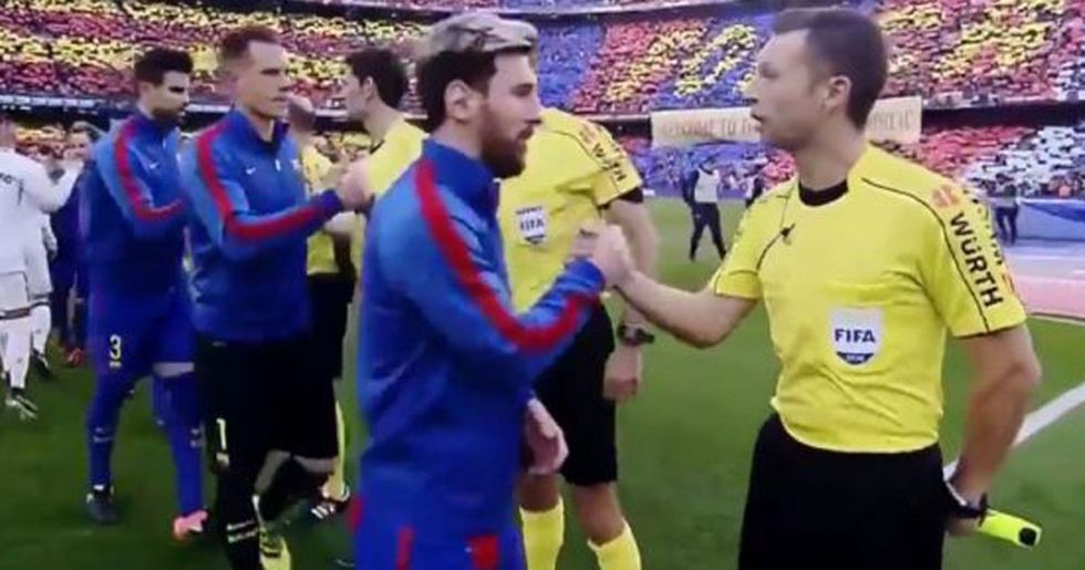 Anësori dhe Messi duke u përshëndetur para ndeshjes në fushën e Camp Nou.