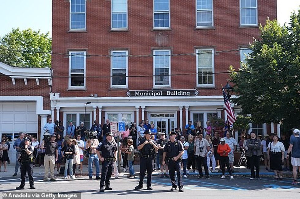 Anëtarët e medias dhe policisë u fotografuan jashtë seancës dëgjimore të yllit më 13 shtator