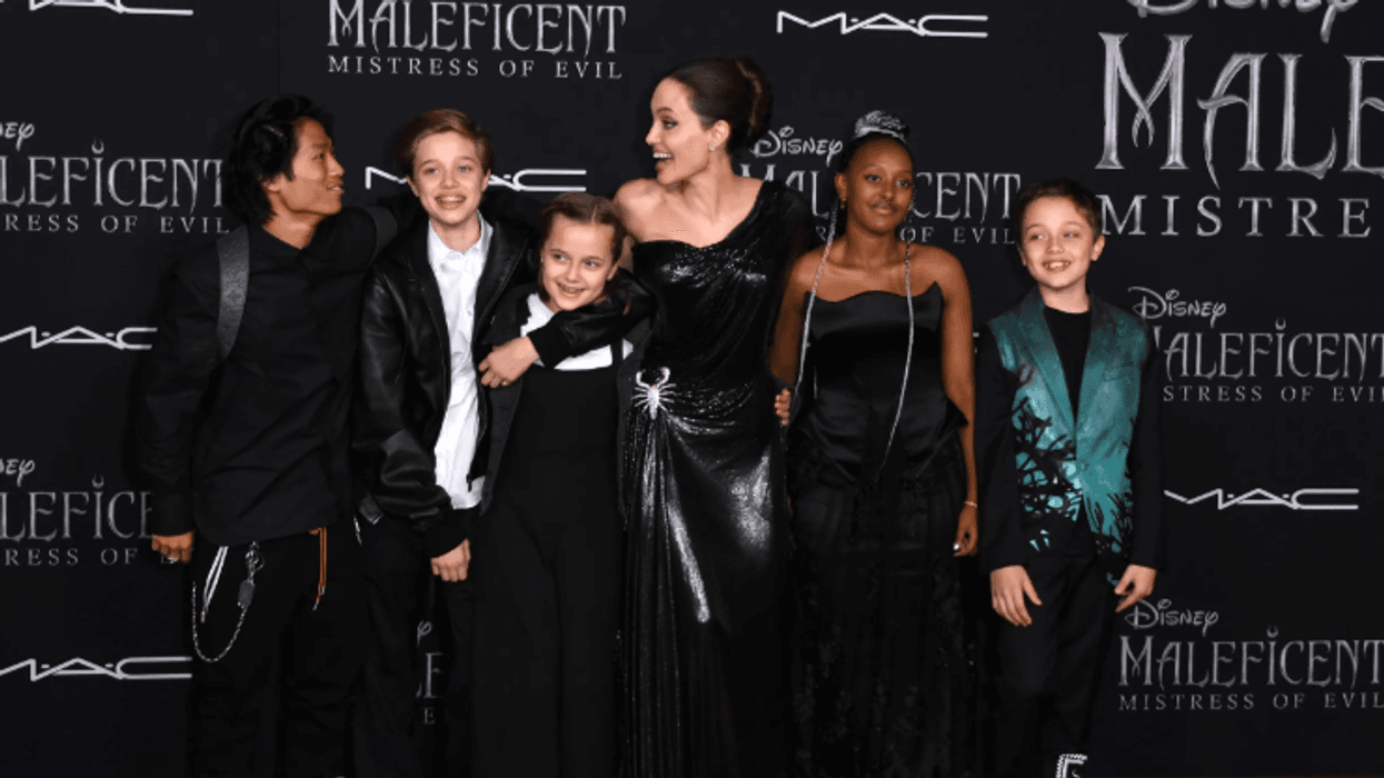 Vajza dhe djali i Angelina Jolie dhe Brad Pitt nisin procedurën për heqjen e mbiemrit të babait Vajza dhe djali i Angelina Jolie dhe Brad Pitt nisin procedurën për heqjen e mbiemrit të babait