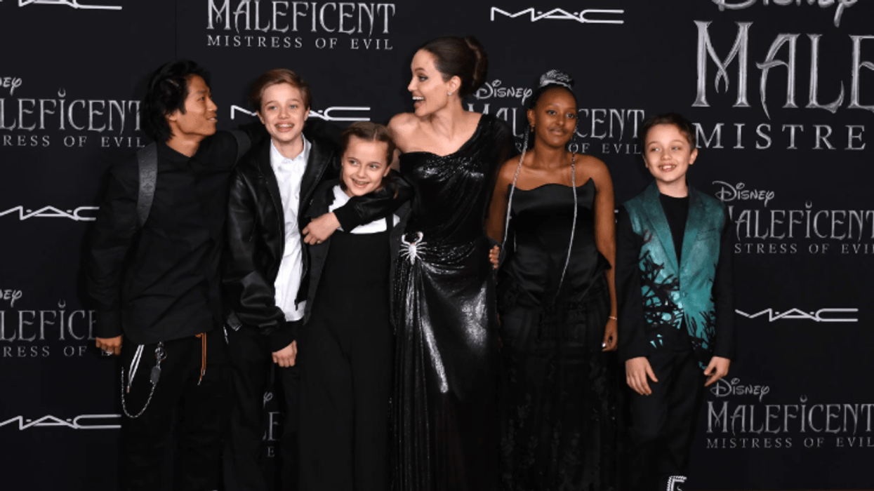 Vajza dhe djali i Angelina Jolie dhe Brad Pitt nisin procedurën për heqjen e mbiemrit të babait