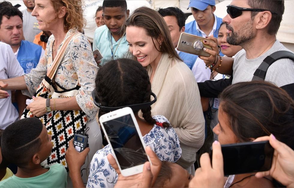 Angelina jolie visits refugee camp 15