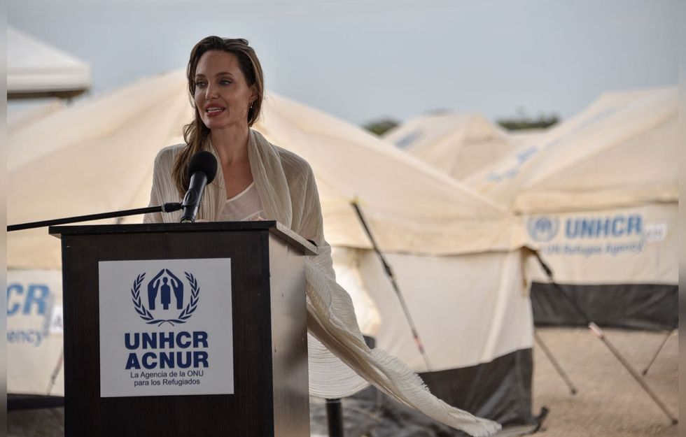 Angelina jolie visits refugee camp 7