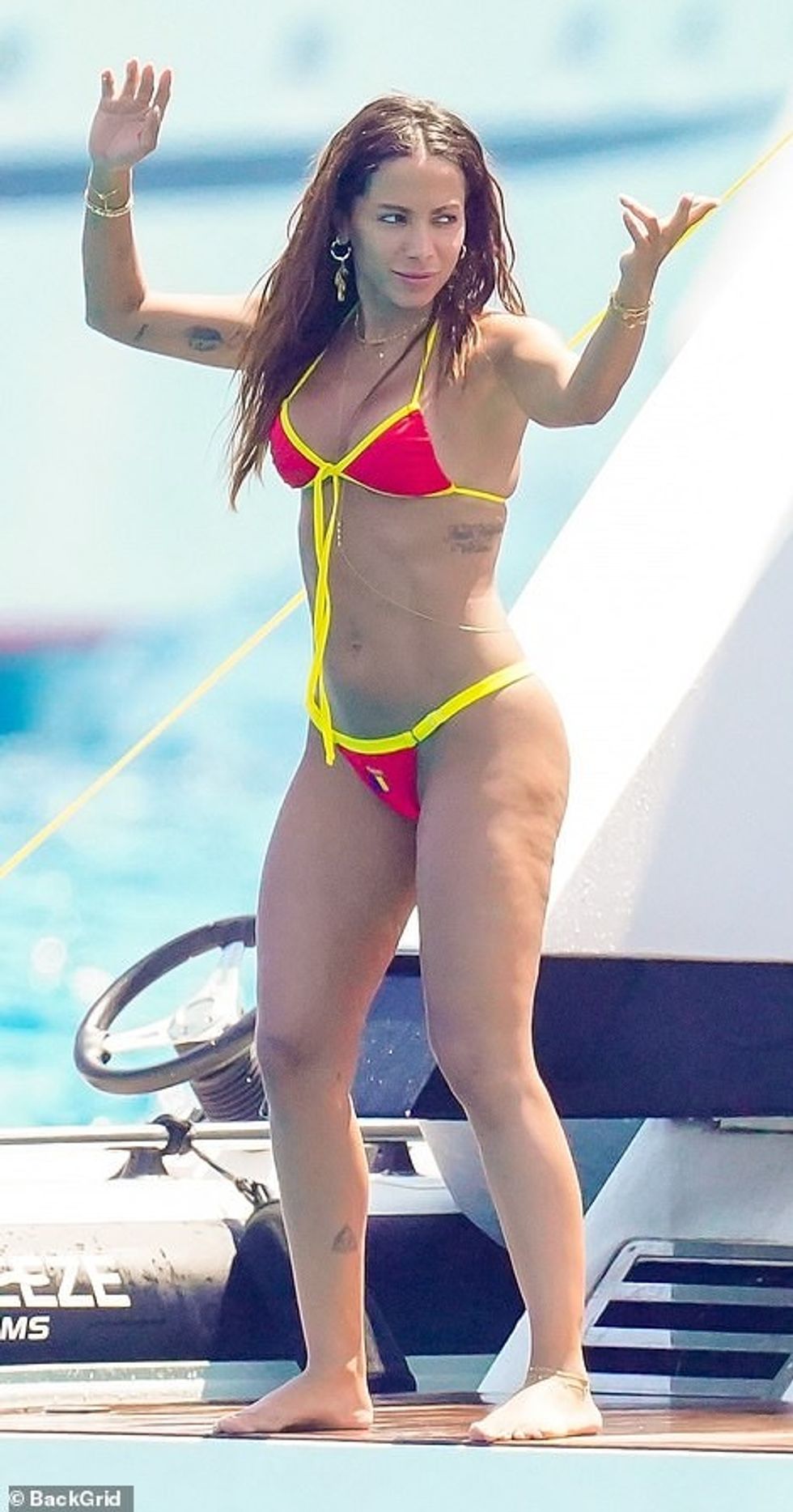 Anitta po dukej më së miri të enjten kur u ftoh në oqeanin e St. Tropez me asgjë tjetër veç bikini të dobët