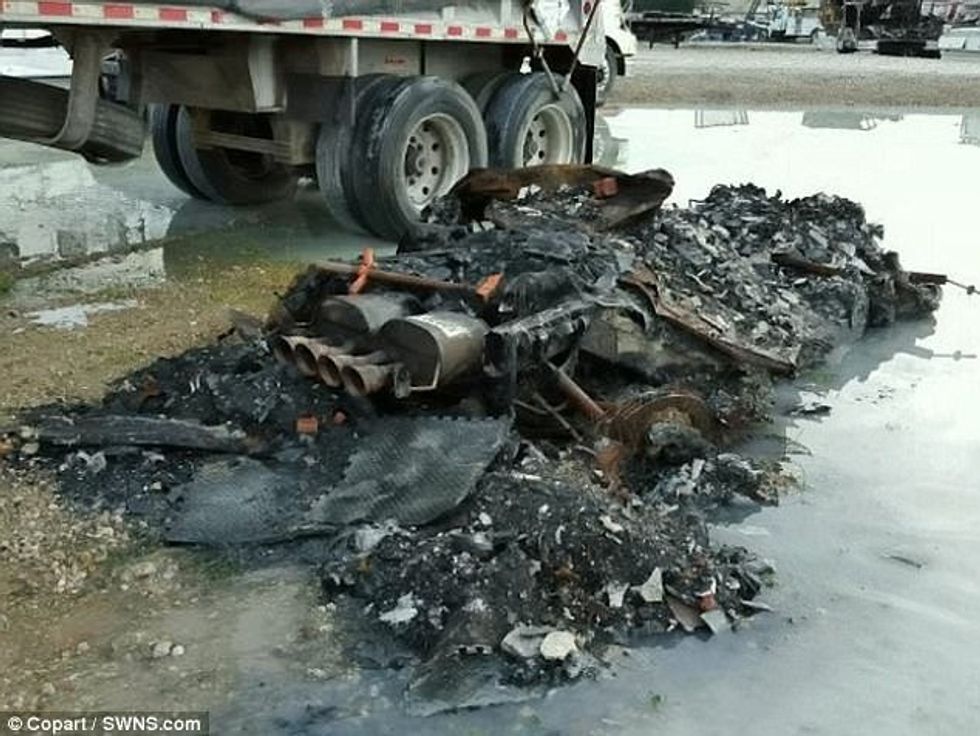 Ankand për një Chevrolet Corvette që është djegur tërësisht foto 2