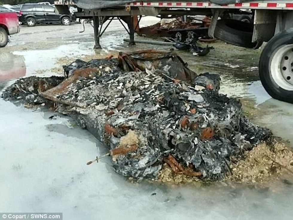 Ankand për një Chevrolet Corvette që është djegur tërësisht foto 5