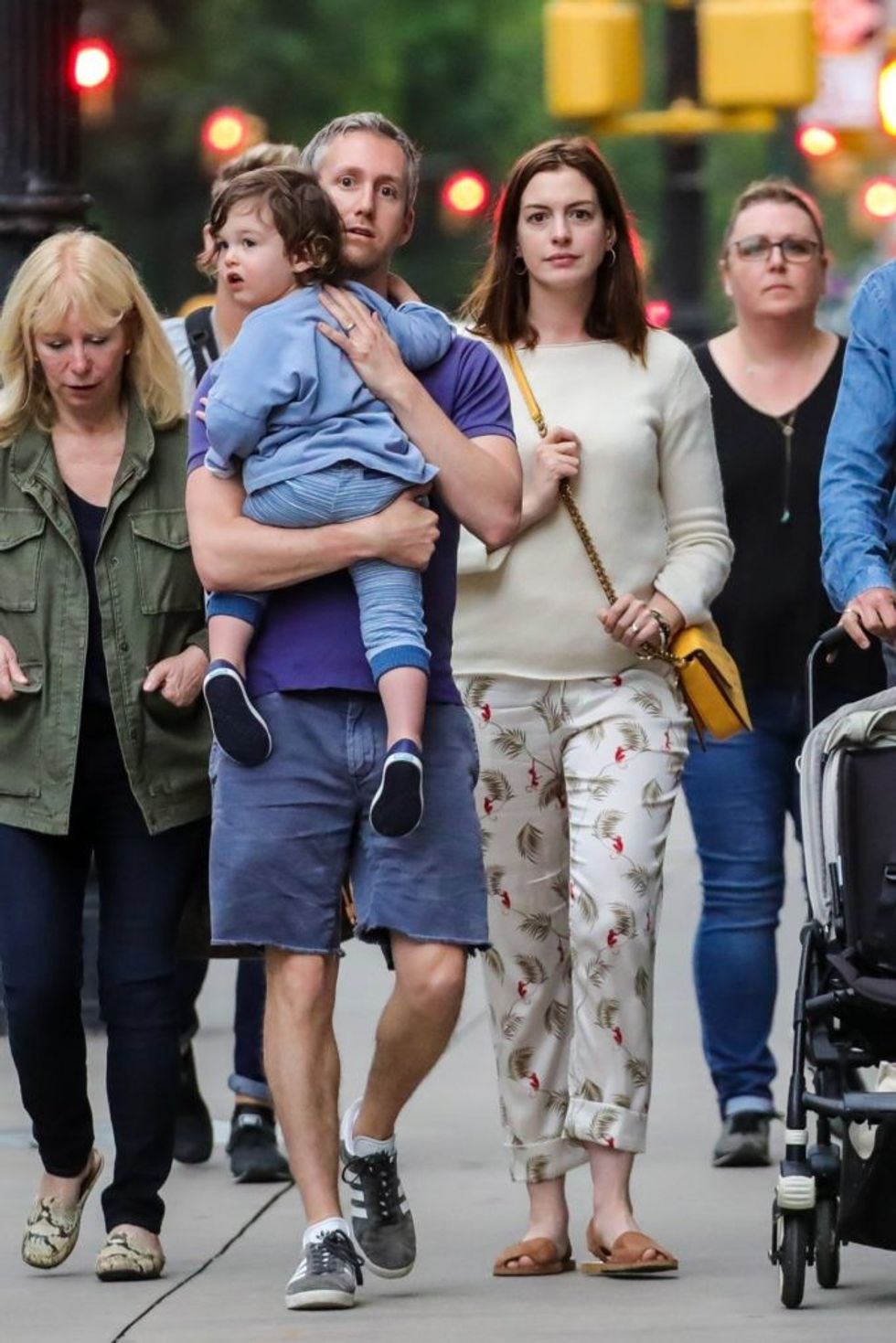 anne hathaway spending time with her family in new york city 8