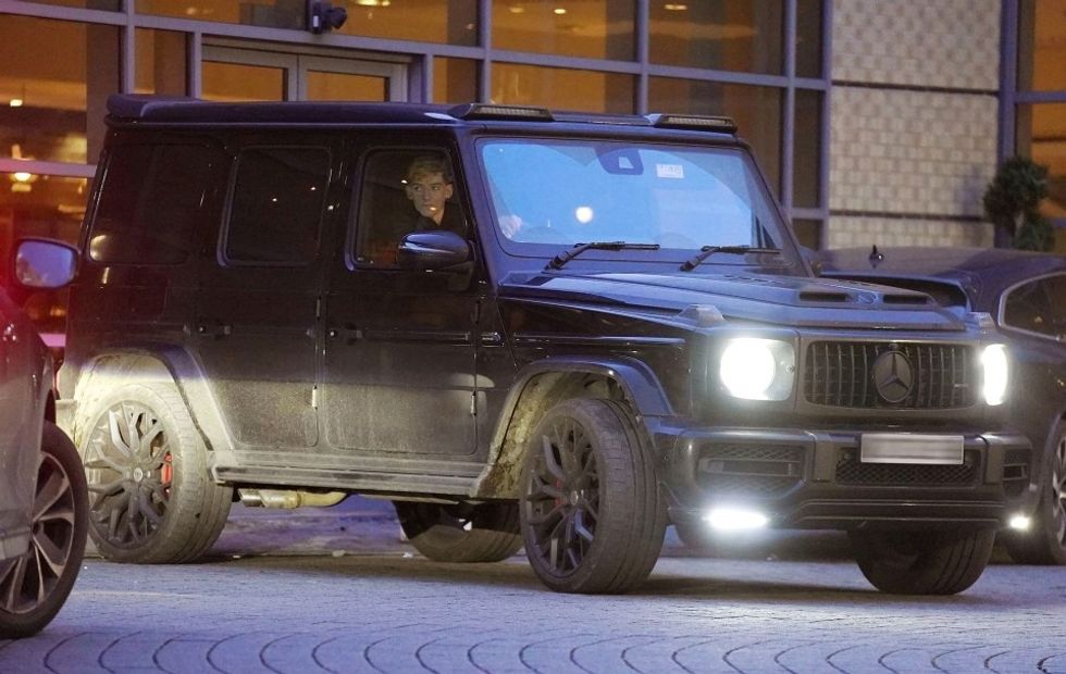Anthony Gordon u fotografua pas timonit të Mercedes G-Wagon të tij prej 100 mijë £ të mërkurën - disa ditë pasi u ndalua nga rruga.