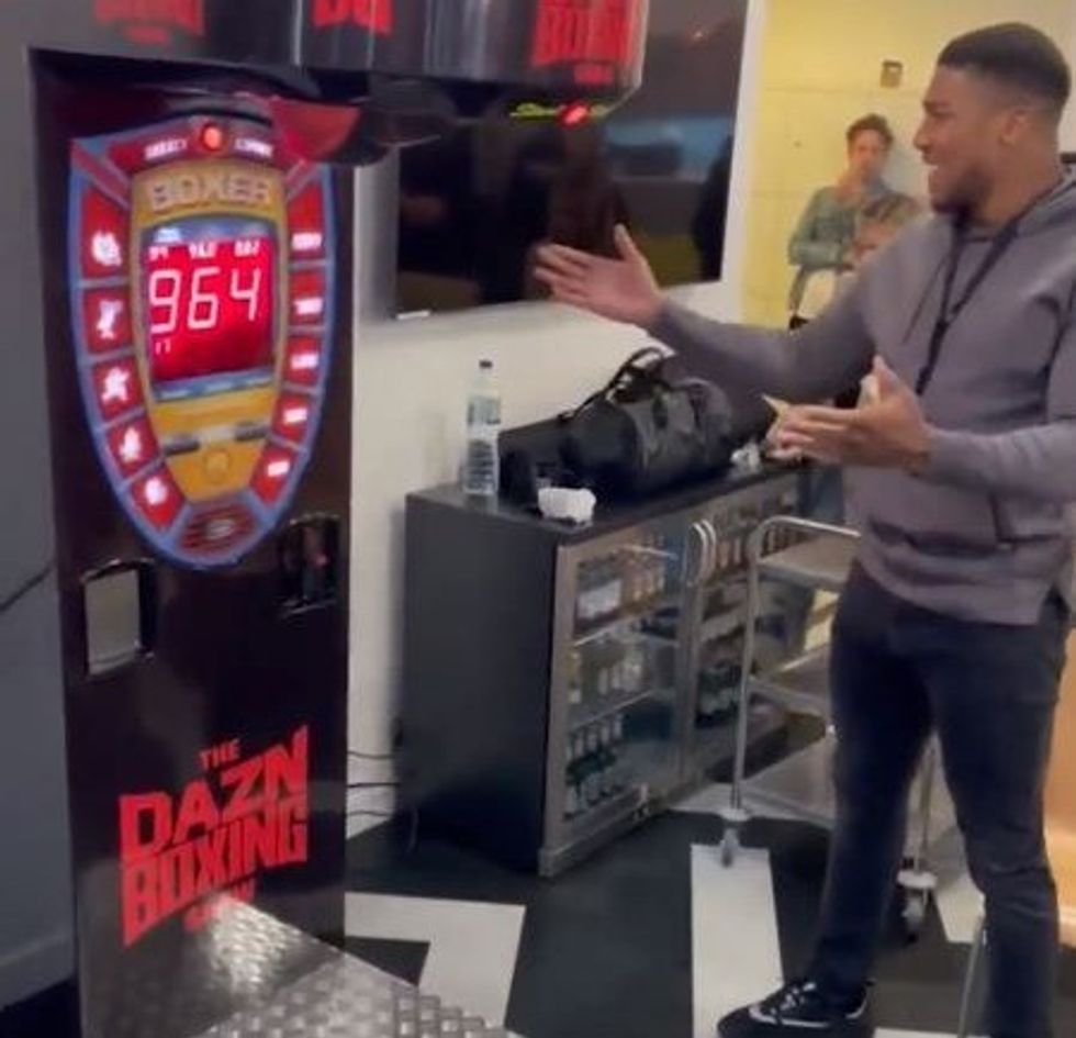 Anthony Joshua regjistroi një rezultat të madh kur u përball me një sfidë me makinë grushtimi