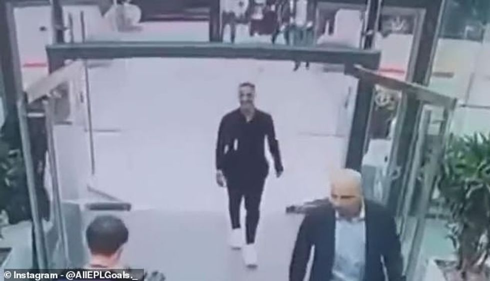 Antony është fotografuar teksa mbërrinte në Carrington përpara testeve mjekësore në Manchester United