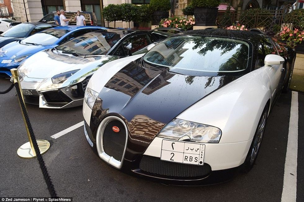 Arabët e pasur kanë bërë xhiron e fundit me super veturat luksoze neper Londer foto 2