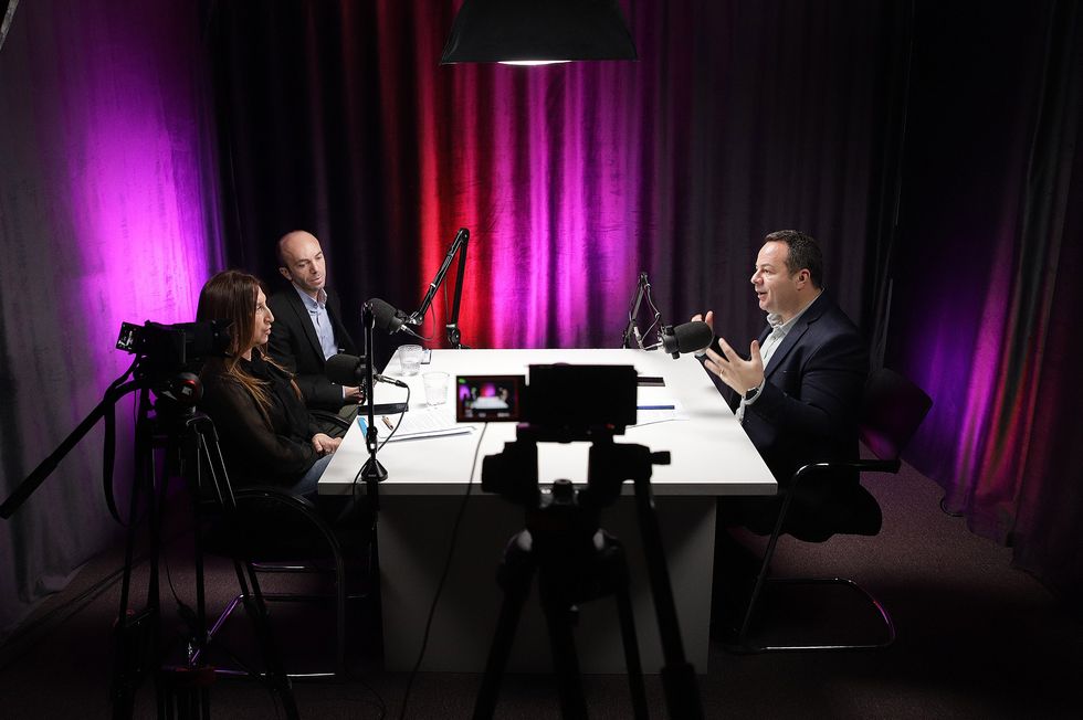 Ardita Zejnullahu e Jeton Mehmeti Podcast Perballje foto Ridvan Slivova 22