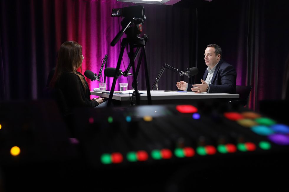 Ardita Zejnullahu e Jeton Mehmeti Podcast Perballje foto Ridvan Slivova 24