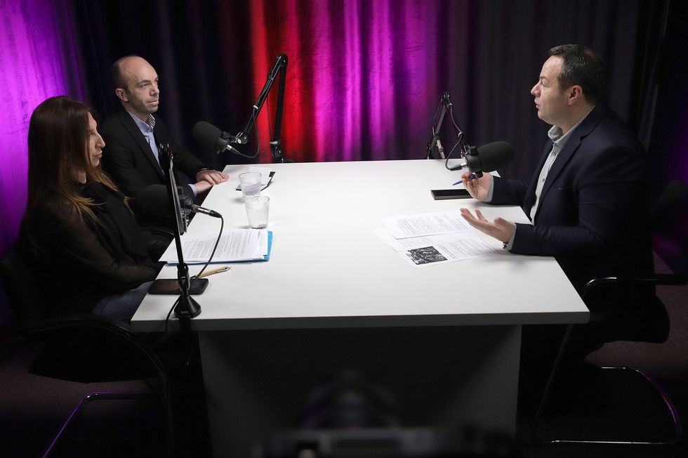 Ardita Zejnullahu e Jeton Mehmeti Podcast Perballje foto Ridvan Slivova 5