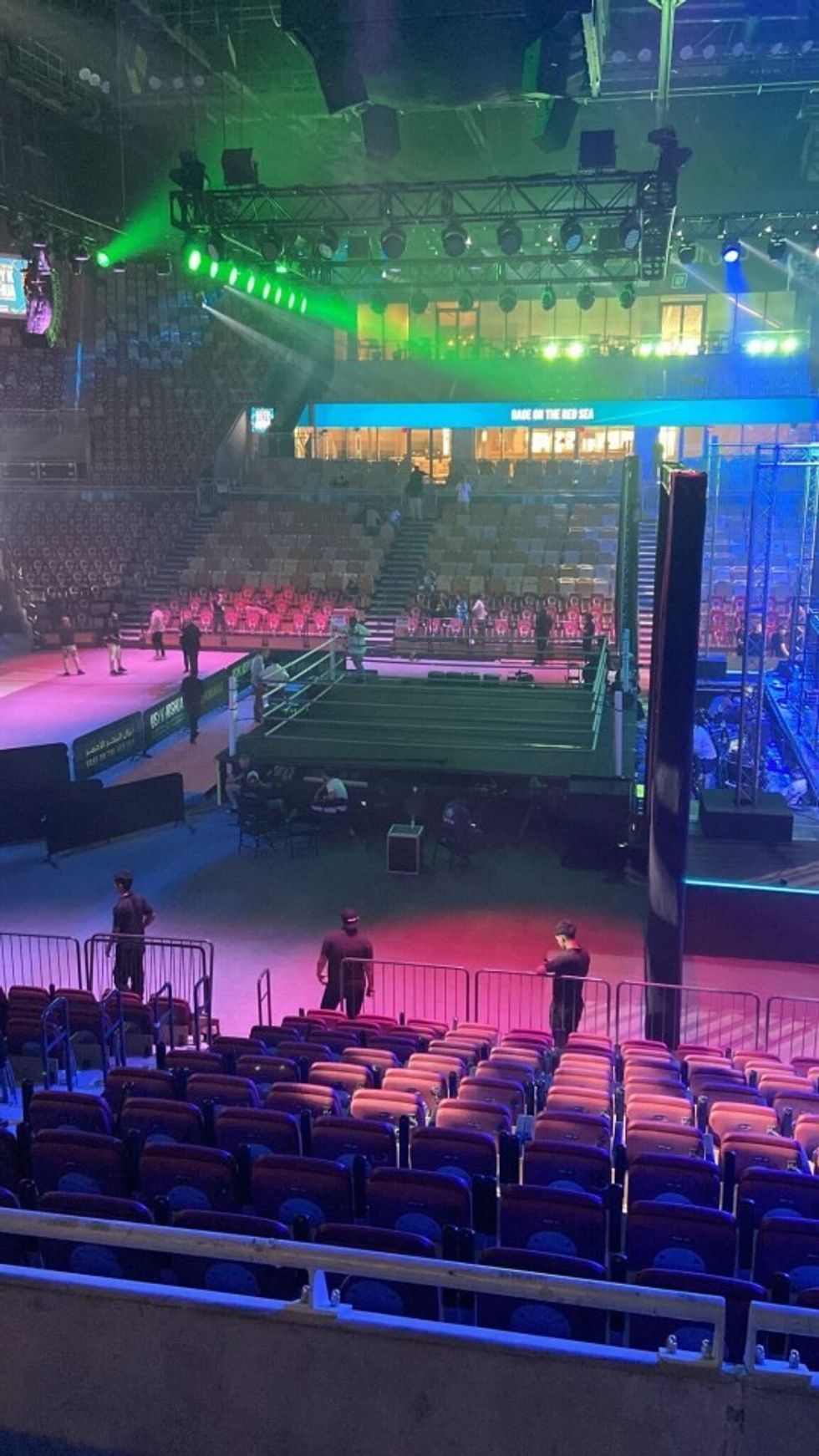 Arena duket gati për natën e luftimeve