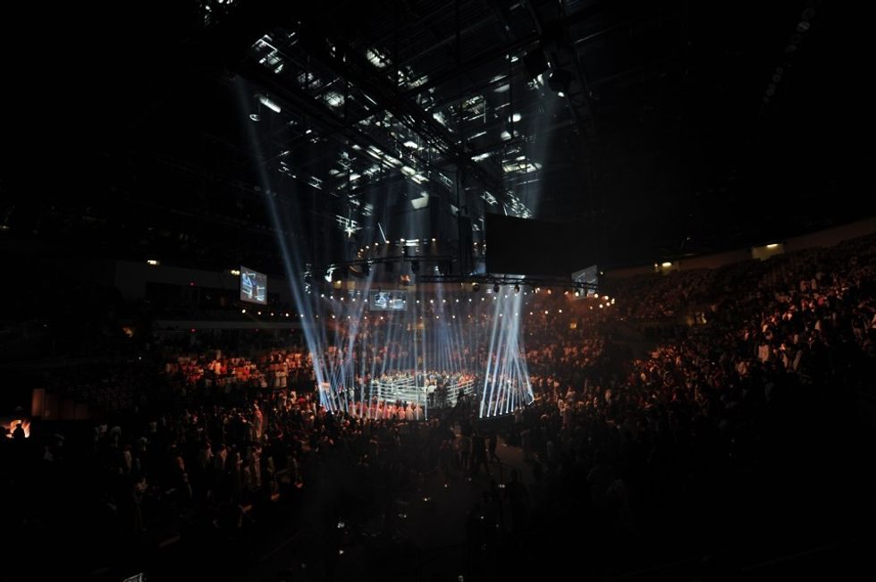 Arena e brendshme me një kapacitet prej 10,000 është e vendosur pranë stadiumit masiv KASC dhe është me ajër të kondicionuar, gjë që është e dobishme duke pasur parasysh se nxehet deri në 39 gradë gjatë ditës dhe 28 gradë gjatë natës në stadiumin Jeddah.