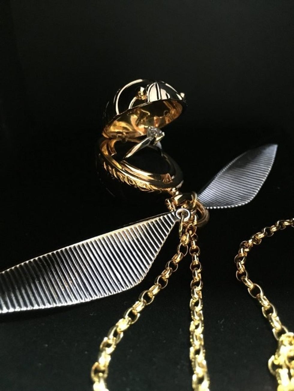 Argjendari krijon varësen e qafores qe fshehe brenda unazen e fejeses foto 2