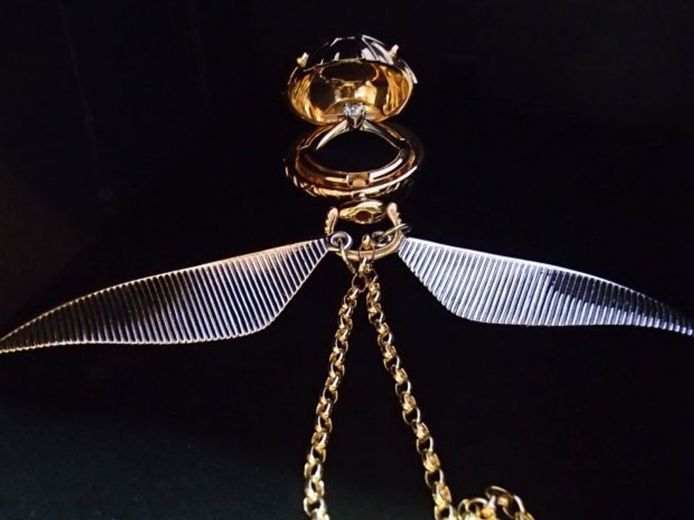 Argjendari krijon varësen e qafores qe fshehe brenda unazen e fejeses foto 3