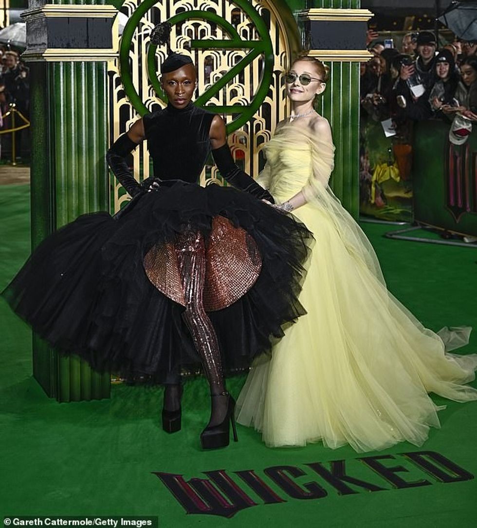 Ariana Grande, 31 vjeç dhe Cynthia Erivo, 37, bënë një mbërritje verbuese teksa kryesonin yjet në premierën në Mbretërinë e Bashkuar të Wicked në The Royal Festival Hall të hënën mbrëma.
