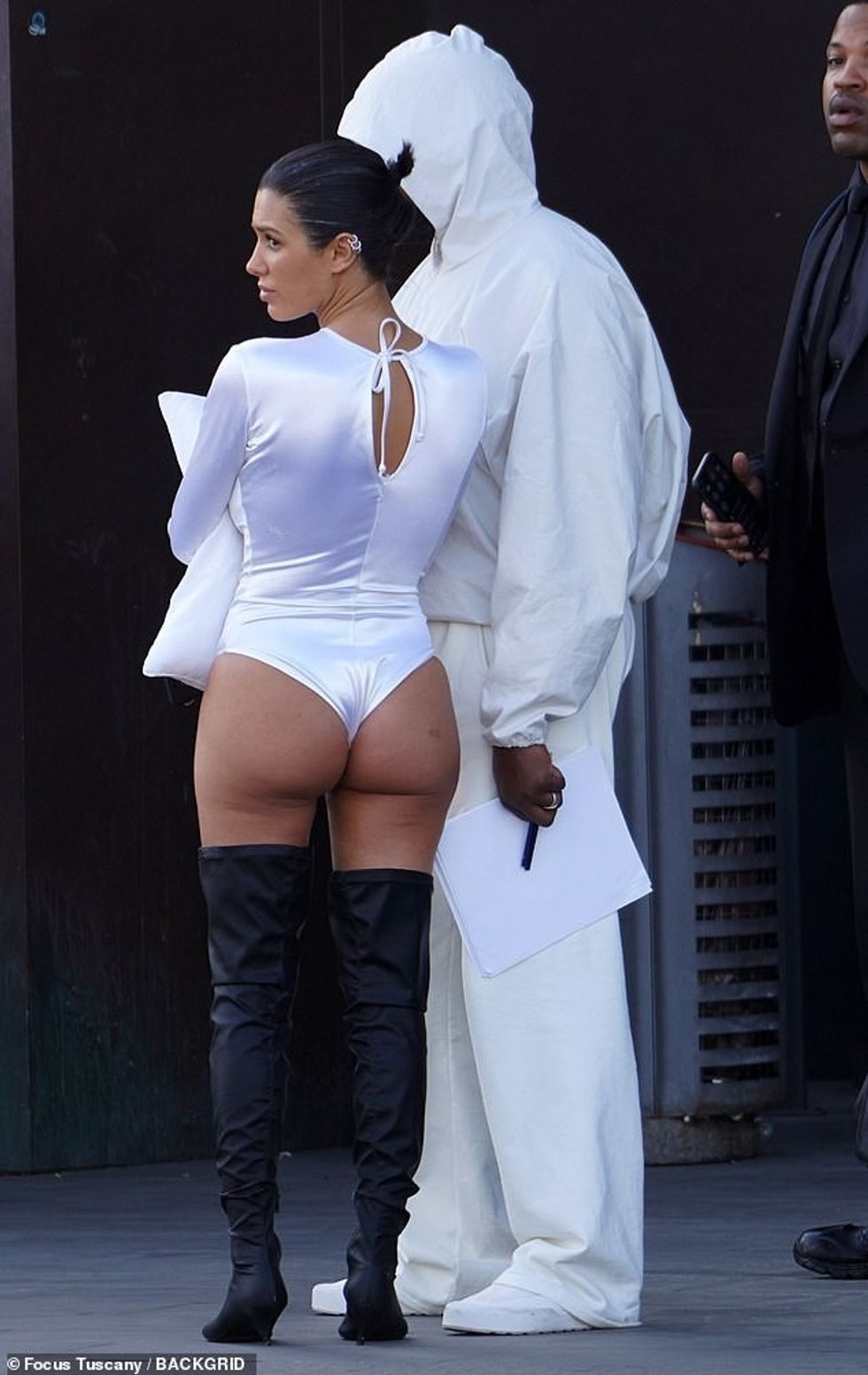 Arkitektja tregoi figurën e saj të pabesueshme me një trup me tanga të bardhë me shkëlqim, që i vinte në pah pert derrière e saj