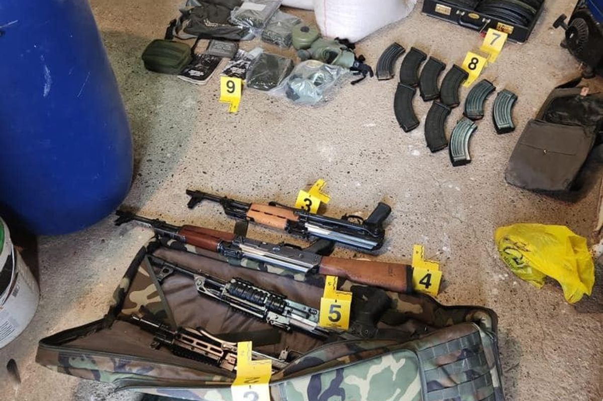 Policia gjen dy granata dore dhe pajisje tjera ushtarake në një shtëpi të braktisur në Zubin Potok Policia gjen dy granata dore dhe pajisje tjera ushtarake në një shtëpi të braktisur në Zubin Potok