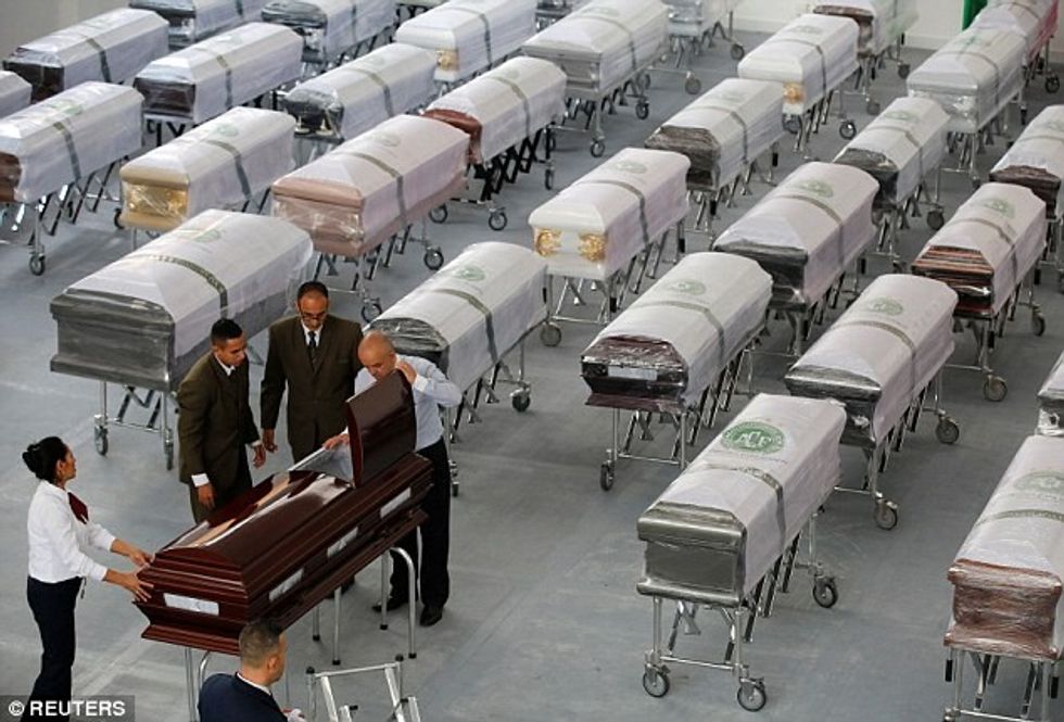 Arkivolët e 19 lojtarëve të vdekur në aksident