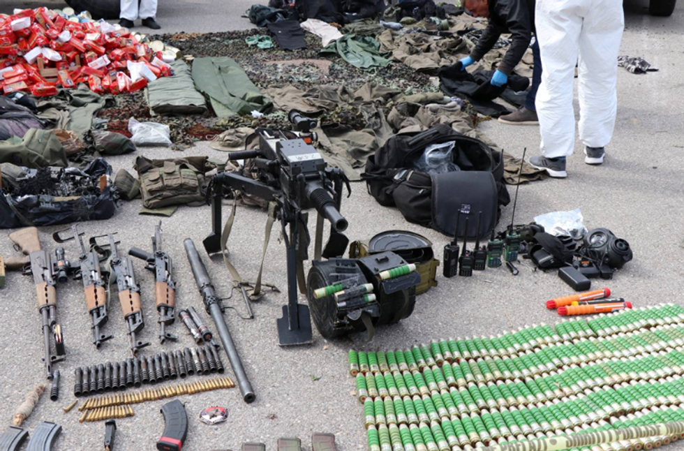 Arme te konfiskuara perfshire nje granatahedhese automatike M93. 1