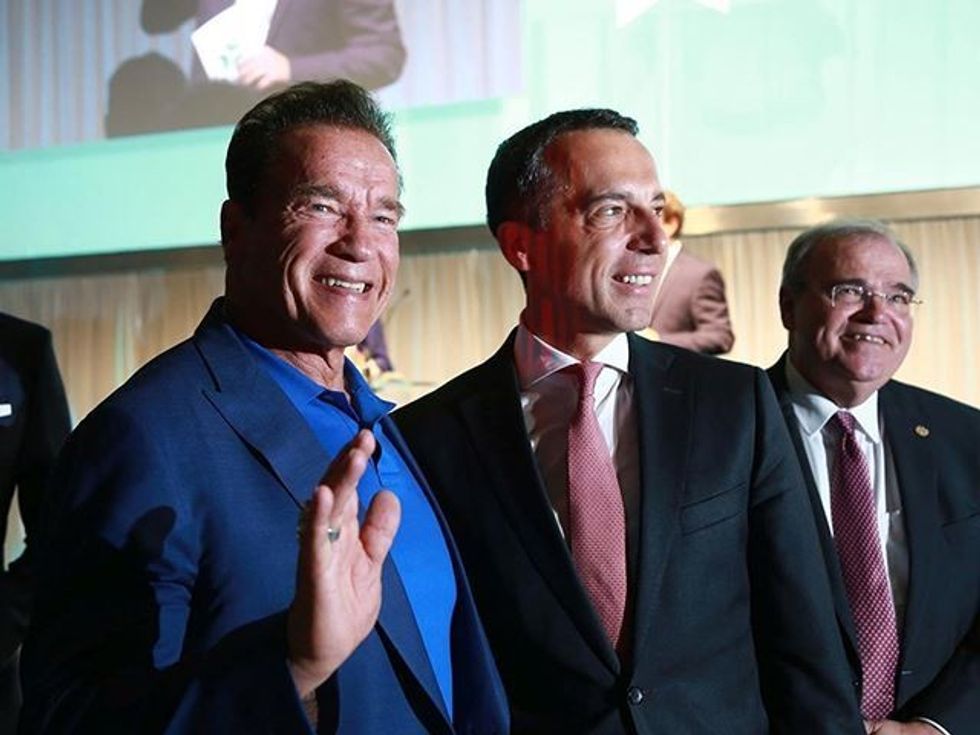Arnold Schwarzenegger ka prezantuar makinën e parë elektrike nga Hummer foto 3