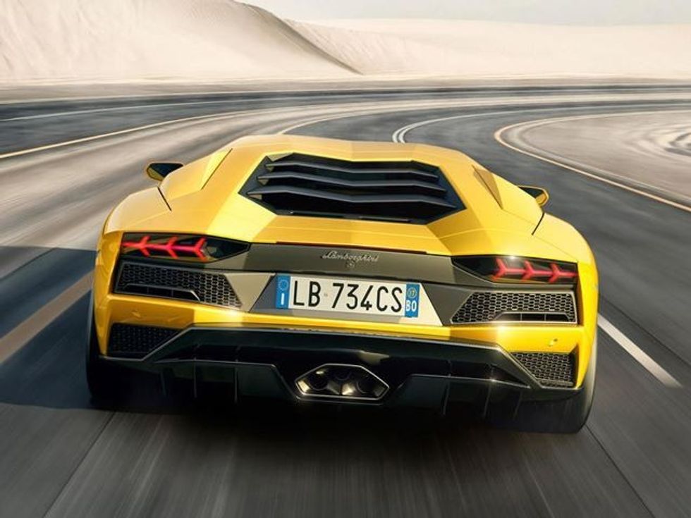 Arrin Lamborghini Aventador S supermakina me 730 kuajfuqi foto 2