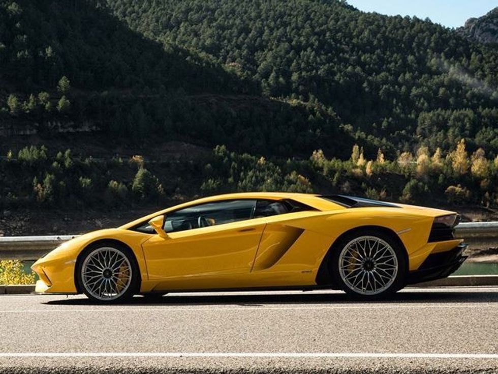 Arrin Lamborghini Aventador S supermakina me 730 kuajfuqi foto 5