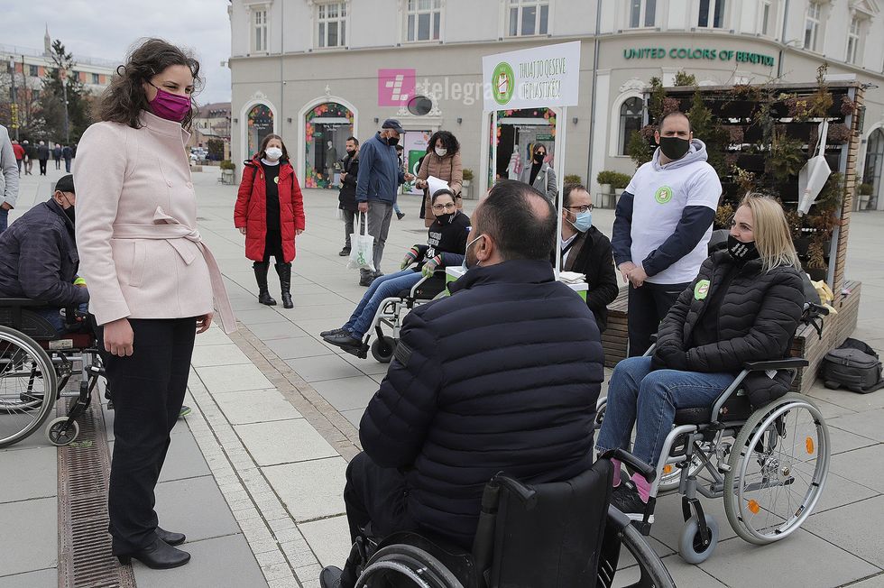Artane Rizvanolli Handikos dhe The Balkan Forum ne kuader te fushates Thuaju jo qeseve te plastikes foto Ridvan Slivova 2