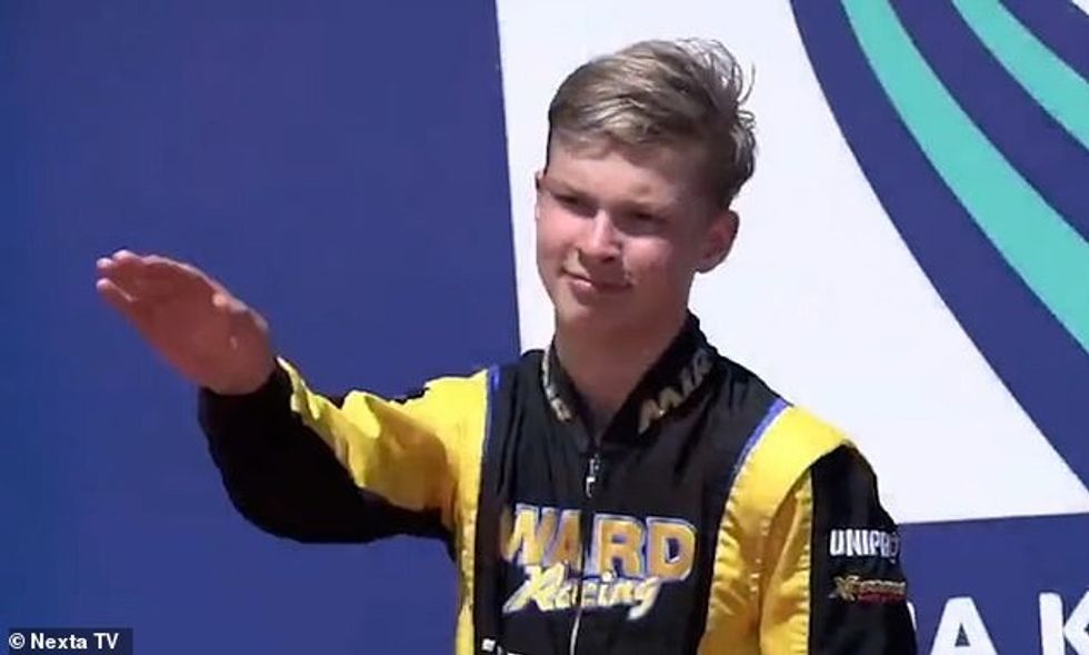 Artem Severiukhin, 15 vjeç, mban krahun sfidues për disa çaste teksa luhet himni kombëtar italian