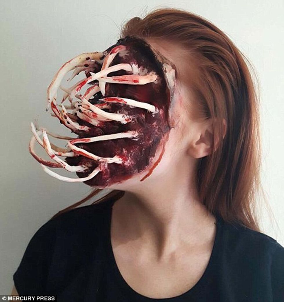 Artistja e grimit transformon fytyrën në pamje të frikshme foto 8