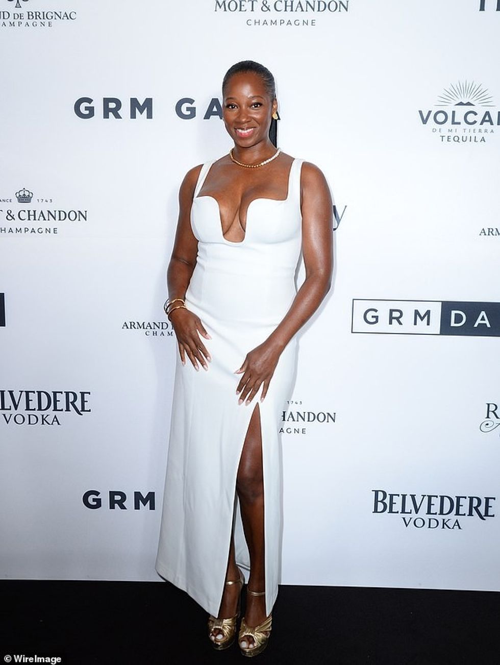 Asaj iu bashkua këngëtarja Jamelia e cila tërhoqi vëmendjen me një fustan të bardhë të mrekullueshëm, i cili shfaqte asetet e saj të bollshme me dekoltenë e saj të ulët.