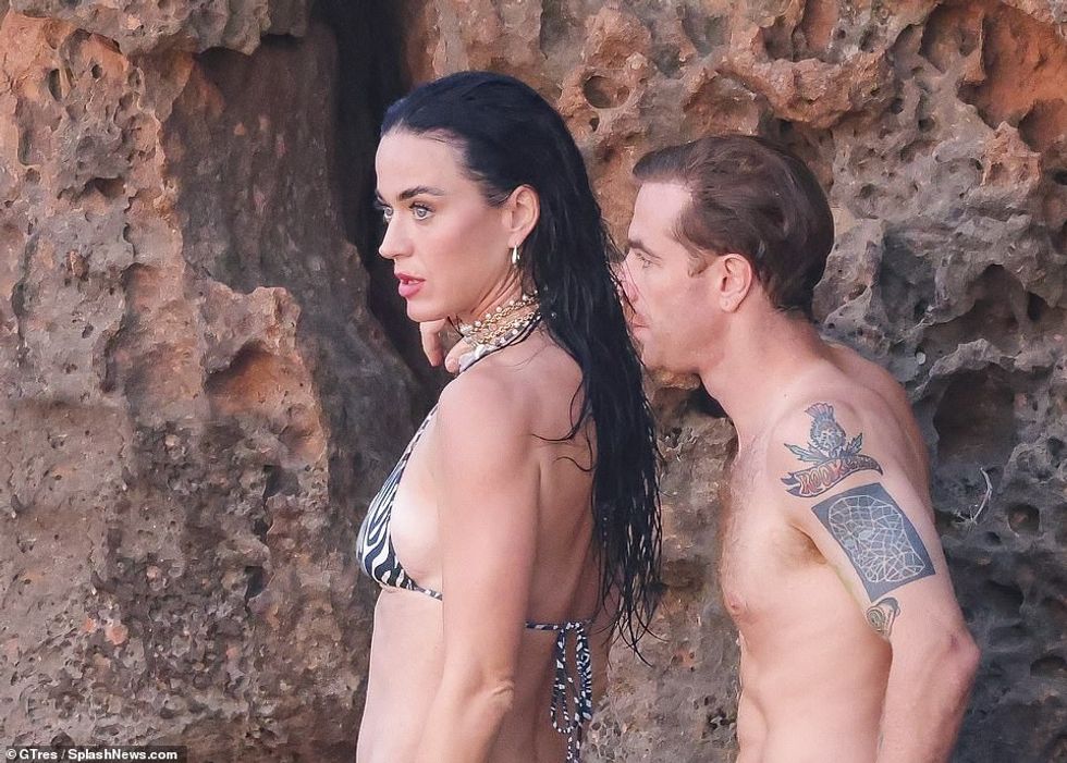 Asaj iu bashkua një burrë i dhimbshëm, i cili ishte në breg me të gjatë disa kohërave duke gjuajtur