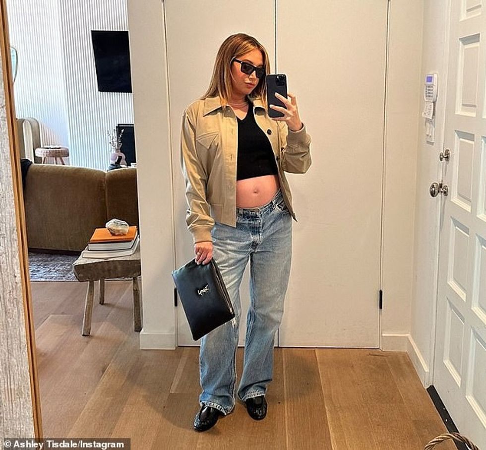 Ashley Tisdale tha të premten në Instagram se është 'gati' për të sjellë në jetë fëmijën e saj. Ylli i muzikës së shkollës së mesme, 39, u shpreh për 'lodhjen' e saj teksa shpjegoi se infeksioni i saj me adenovirus ishte shndërruar në një infeksion të sinusit.