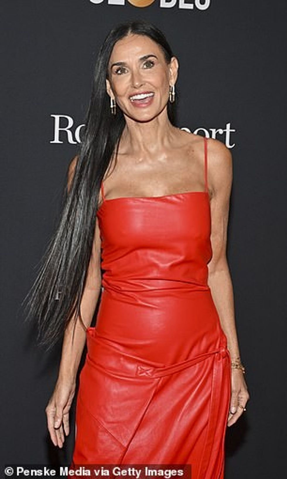 Ashtu si Lopez, ajo i la flokët me një stil të shkëlqyeshëm dhe të drejtë