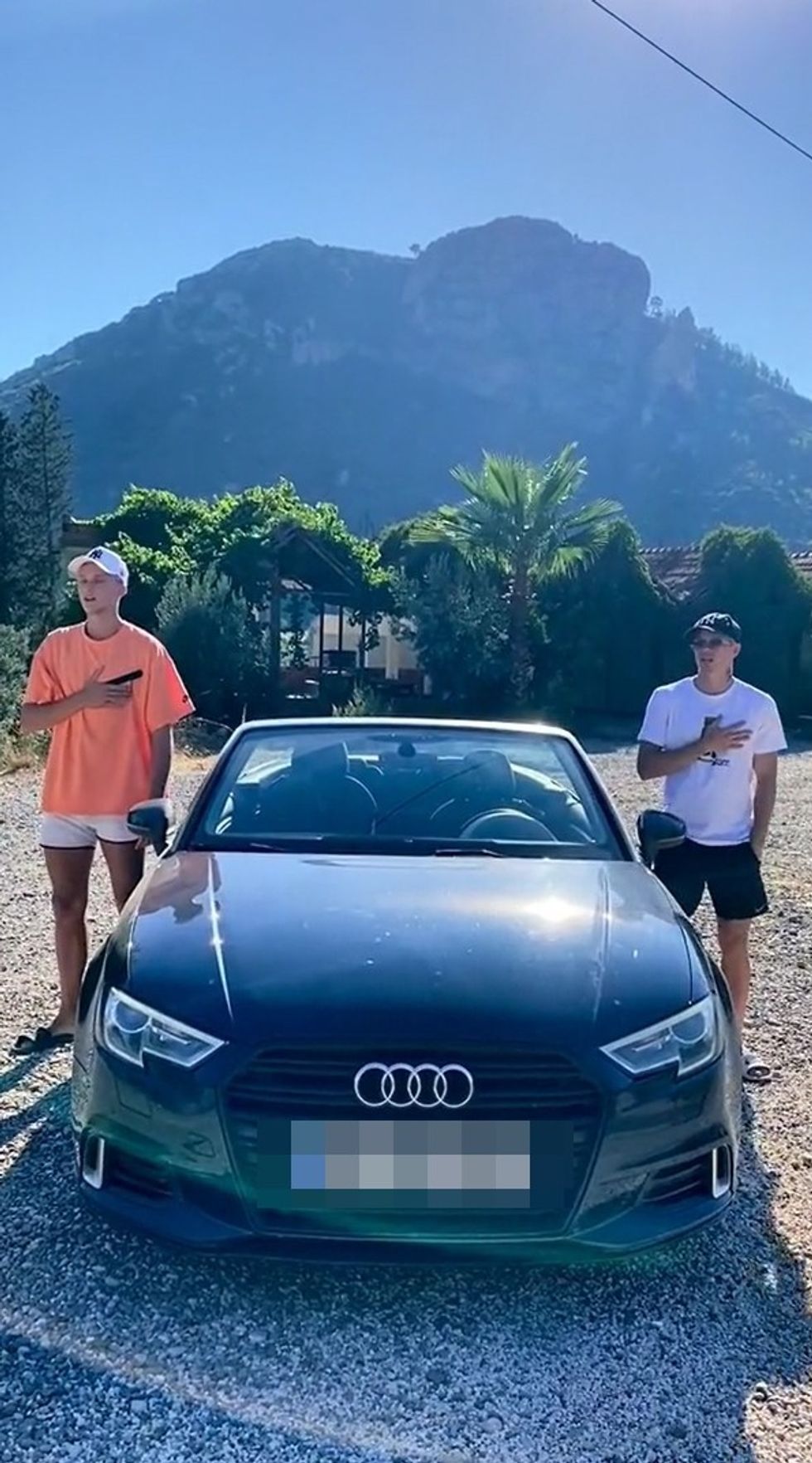 Asi i Premier League u shfaq përkrah një shoku përpara një makine sportive Audi për klipin 40 sekondash të TikTok