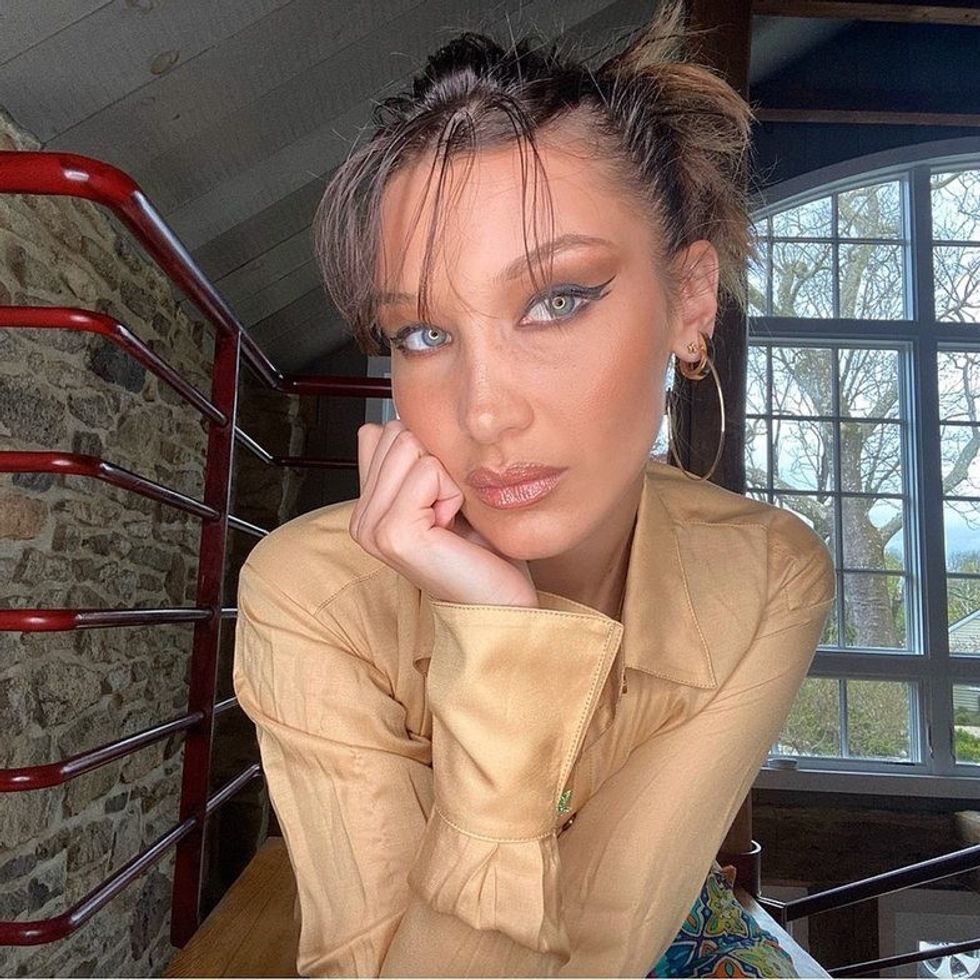 Askush s’i rikthen vitet ’90 si Bella Hadid: Si ta rikrijoni stilin