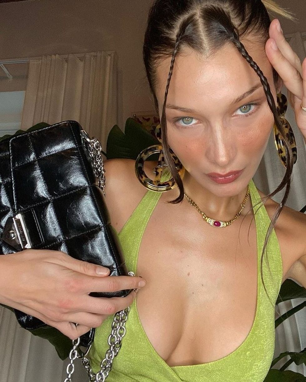 Askush s’i rikthen vitet ’90 si Bella Hadid: Si ta rikrijoni stilin