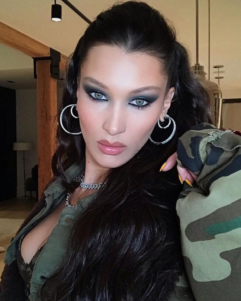 Askush s’i rikthen vitet ’90 si Bella Hadid: Si ta rikrijoni stilin